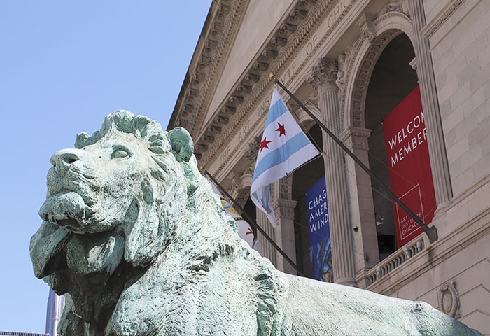 Detalhe da fachada do museu e da estátua de leão que há em frente | Foto por Tom Ipri