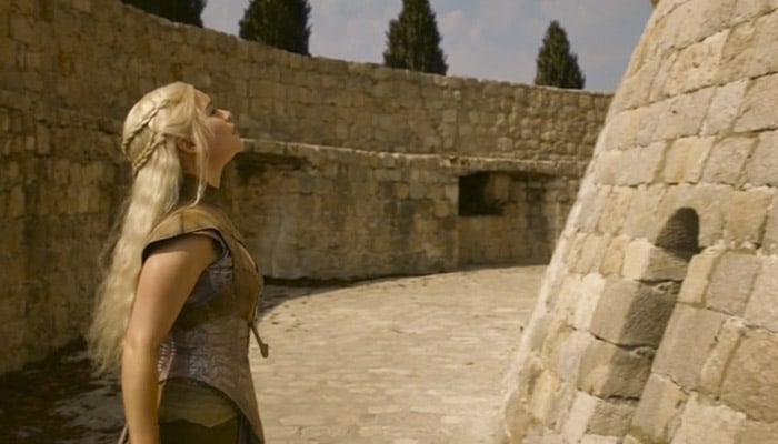 Daenerys em frente à Casa dos Imortais que, na realidade chama-se Minceta Tower e está em Dubrovnik, Croácia.