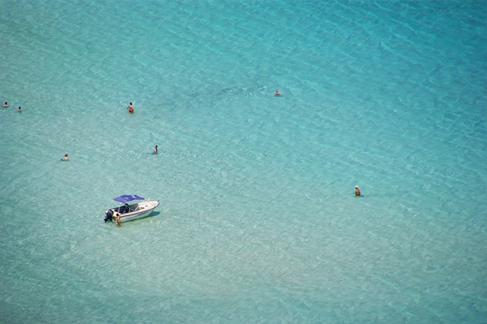 A água transparente é uma das características marcantes da praia de Balos | Foto por Sarita Reed