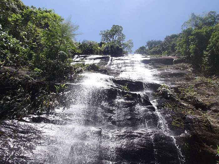 Pequena cachoeira no caminho para a Praia das Calhetas | Foto por Natália Leme