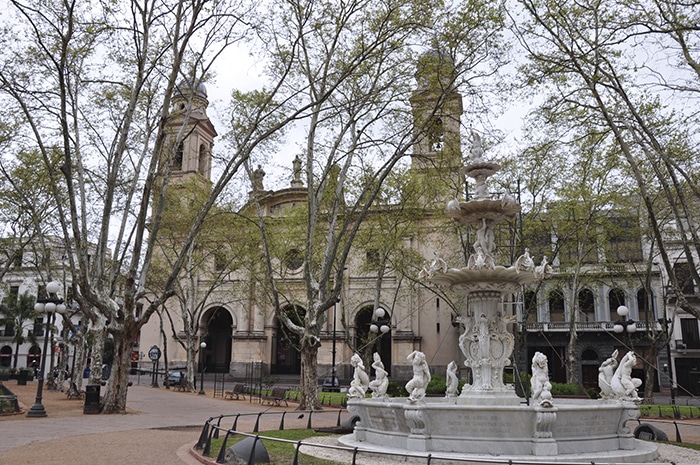 Catedral, uma das inúmeras atrações vistas ao caminhar pela Sarandí | Zizo Asnis