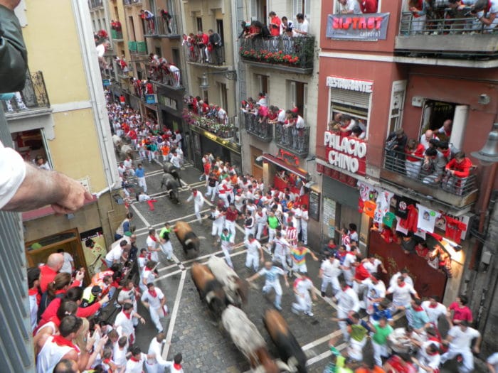 Corredores em encierro corrida de touros em pamplona espanha corrida de  touros em pamplona festival tradicional de san fermin onde os participantes  correm à frente dos touros pelas ruas até a praça